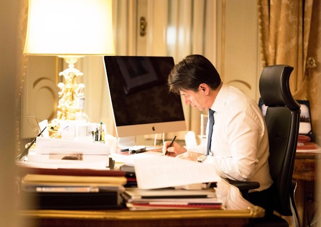 Il Presidente del Consiglio, Giuseppe Conte lavorando al programma di governo nel suo studio