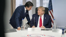 Il presidente del Consiglio Giuseppe Conte (S) con il presidente degli Stati Uniti Donald Trump al G7 di Biarritz (Francia)