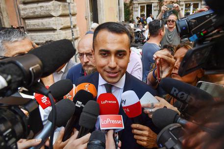 Il neo Ministro degli Esteri, Luigi Di Maio, affronta i mezzi di comunicazione all'uscita di Palazzo Chigi.