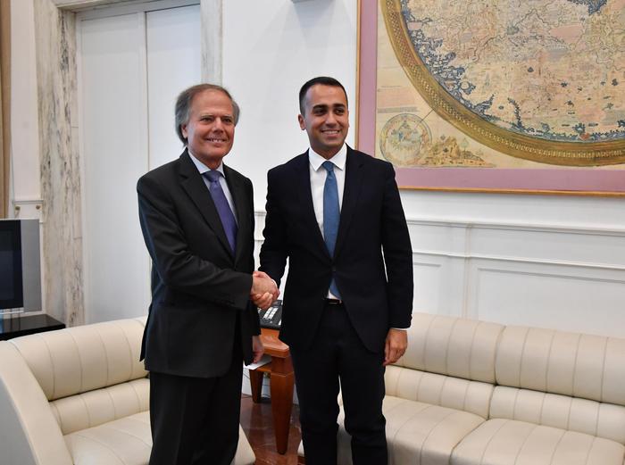 Il nuovo ministro degli Esteri Luigi Di Maio saluta l'uscente Enzo Moavero Milanesi.
