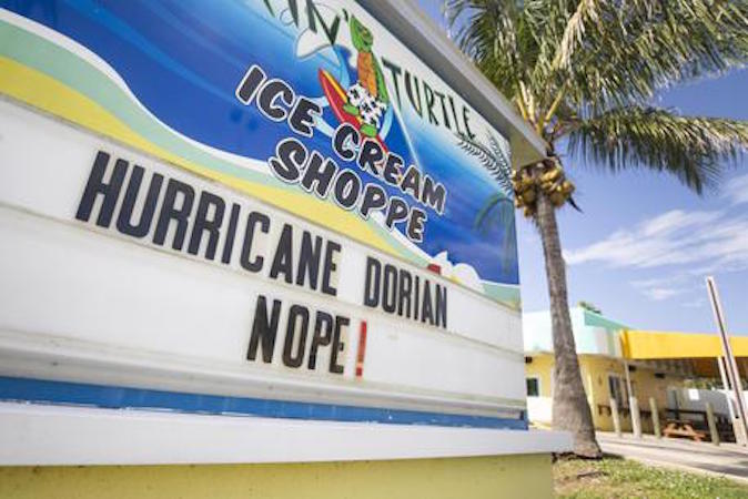 'Hurricane Dorian, Nope!', il messaggio scritto su un cartellone del resort The Surfing Turtle Ice Cream Shoppe, nelle Bahamas