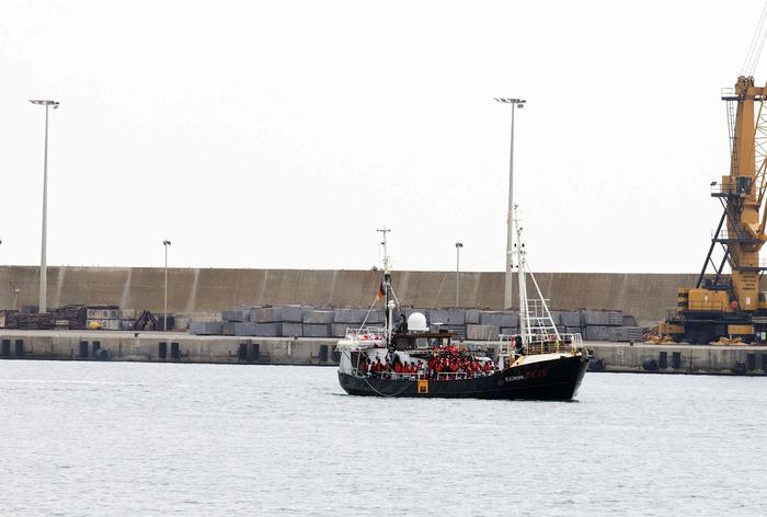 La nave Eleonore della Ong Mission Lifeline con oltre 100 migranti a bordo entra nel porto di Pozzallo dopo avere dichiarato lo stato di emergenza a bordo, forzando il divieto imposto dalle autorità italiane a Pozzallo,