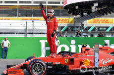 Leclerc in piedi sulla Ferrari dopo la vittoria a Monza.
