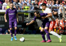 Milan Badelj contrasta lo juventino Sami Khedira durante la partita Fiorentina-Juventus.