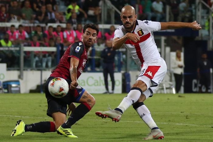 Luca Ceppitelli e Riccardo Saponara in azione durante la partita Cagliari - Genoa.