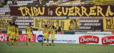 I giocatori del Trujillanos vanno sotto la curva per ricevere gli applausi