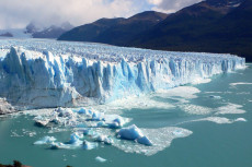 Un enorme ghiacciaio in Groelandia si scioglie per le alte temperature dovute all'Effetto Serra.