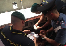 Agenti della Guardia di Finanza realizzano una perquisizione. (ANSA)