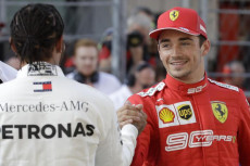 Charles Leclerc stringe la mano a Lewis Hamilton sul podio a Sochi
