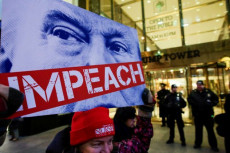 Manifestanti chiedono l'impeachment del presidente degli Stati Uniti di fronte al grattacielo "Trump Tower", a New York.