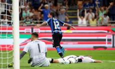Stefano Sensi corre a centrocampo dopo aver segnato il gol della vittoria dell'Inter sull'Udinese.
