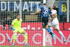 Danilo D'Ambrosio segna l'1-0 per l'Inter contro la Lazia.