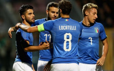 Under 21: gli azzurrini festeggiano il primo gol di Locatelli contro il Lussemburgo.