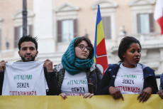 Giovani nati in Italia ma non cittadini italiani, durante una manifestazione.