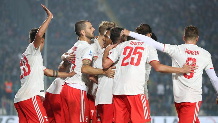 Miralem Pjanic festeggiato dai compagni di squadra della Juventus dopo il gol del vantaggio sul Brescia