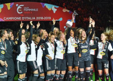 Nella foto d'archivio le ragazze della Juventus festeggiano lo scudetto.