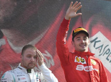 Charles Leclerc della Scuderia Ferrari saluta i tifosi dal podi del Gp di Monza.