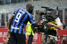 Romelu Lukaku saluta i tifosi davanti alla telecamera a bordo campo.