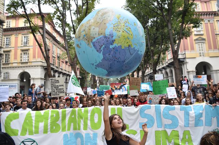 Studenti a Torino durante la manifestazione Fridays For Future per il clima.