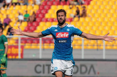 Cosi Llorente festeggia un suo gol con la maglia del Napoli.