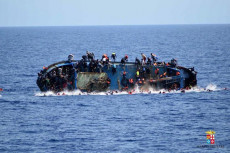 Barcone carico di migranti si capovolge.