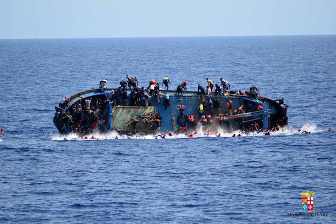 Barcone carico di migranti si capovolge.