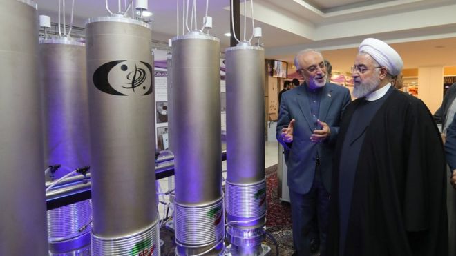 L'ex presidente dell'Iran Hasán Rohaní osserva delle centrifughe nucleari in una centrale nella provincia del paese.