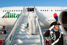 Papa Francesco sale la scaletta dell'aereo che lo porterà in viaggio pastorale in Africa.