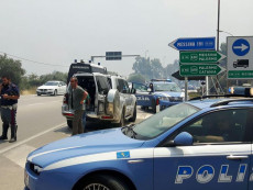 Nella foto d'archivio una pattuglia della polizia stradale controlla l'ingresso dell'autostrada Palermo Messina.
