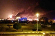 I droni degli Houthi, alleati dell'Iran, attaccano una maxi raffineria in Arabia Saudita.