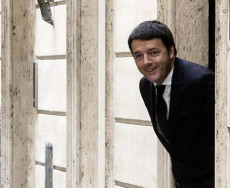 Nella foto d'archivio Matteo Renzi esce dall'albergo, in centro a Roma, per recarsi al Quirinale per il giuramento del suo Governo, Roma, 22 febbraio 2014