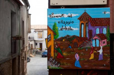 Uno dei murales del villaggio globale che raccoglie migranti provenienti da diverse parti del mondo, Riace