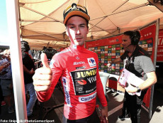 Roglic in maglia rossa