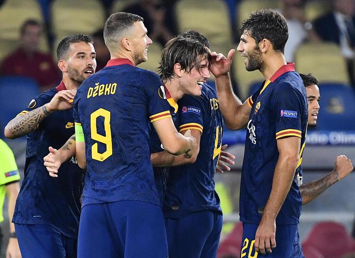 Nicolò Zaniolo festeggiato dai compagni di squadra della Roma dopo il gol..