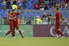 Henrikh Mkhitaryan festeggia il suo gol con la maglia della Roma contro il Sassuolo.