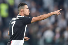 Cristiano Ronaldo indica la via dopo il gol del vantaggio della Juventus sul campo del Verona.