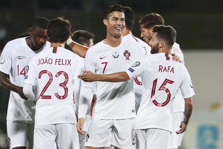 Cristiano Ronaldo festeggia con i compagni di squadra la vittoria sulla Lituania.