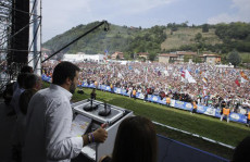 Matteo Salvini arringa la folla dei leghisti riuniti a Pontida.