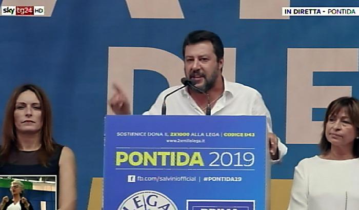 Matteo Salvini sul palco del raduno della Lega a Pontida.