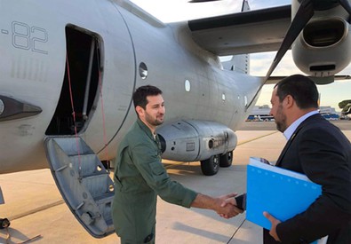 Nella foto d'archivio l'ex ministro dell'Interno, Matteo Salvini, si appresta a salire a bordo di un volo di Stato