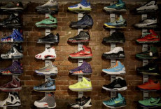 Un'esposizione di scarpe da tennis in un negozio.
