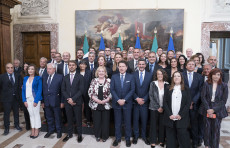 Il Presidente del Consiglio, Giuseppe Conte, posa con i Sottosegretari di Stato per la foto di famiglia al termine della cerimonia di giuramento che si è tenuta nella Sala dei Galeoni.