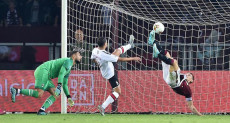 Andrea Belotti segna per il Torino con un'acrobatica rovesciata contro il Milan.