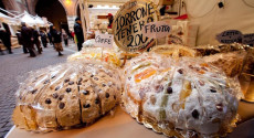 Un bancone con varietà di torroni durante il Festival del Torrone a Cremona.