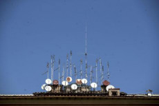 Antenne su un tetto di un palazzo a Trastevere, Roma.