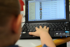 Un bambino utilizza un computer portatile in una foto d'archivio.