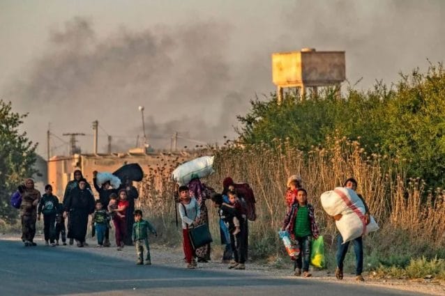 Un gruppo di civili - su un totale di circa 60 mila sfollati,- fugge verso il sud di Siria, dopo la prima offensiva militare dell'Esercito turco.