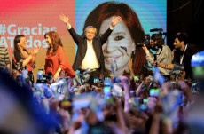 Argentina: il presidente eletto Alberto Fernandez festeggia l'elezione con i suoi sostenitori.