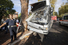 Incidente autobus contro un albero, via Cassia