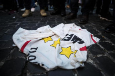 Una bandiera del M5s bruciata e poi gettata a terra durante la manifestazione di protesta degli NCC davanti al Palazzo del Senato